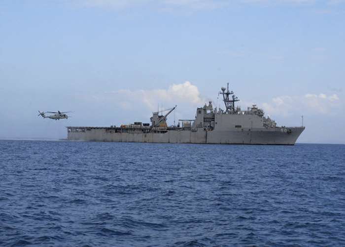 ۽ 丮 LSD-50 ī Ȧ(USS Carter Hall)  ǿ MH-53E  巡(Sea Dragon) Ⱑ   . ۽ 丮  Ϸް Ϸ(Phalanx) CIWS RAM ߻ ġ ٸ. <ó :  ر/MC1 Hendrick Dickson>