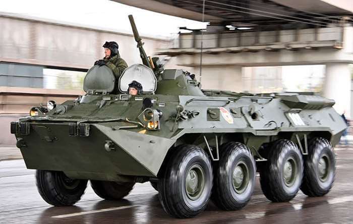 BTR-80() ݵ  ۵ǰ ִ. Ȯϰ   ƴ BTR-90  ߴ   ϳ BTR-80 ŷеȴ. <ó: (cc) Vitaly V. Kuzmin at Wikimedia.org>