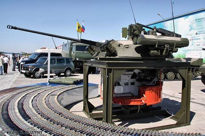 BMP-2 ͷ  BTR-90 ͷ <ó: (cc) Vitaly V. Kuzmin at Wikimedia.org>
