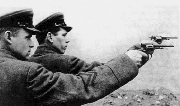 나강 M1895 리볼버는 1930년대부터 토카레프 TT 자동권총으로 교체되기 시작했으나 2차대전까지도 여전히 많이 사용되었다. <출처: Public Domain>