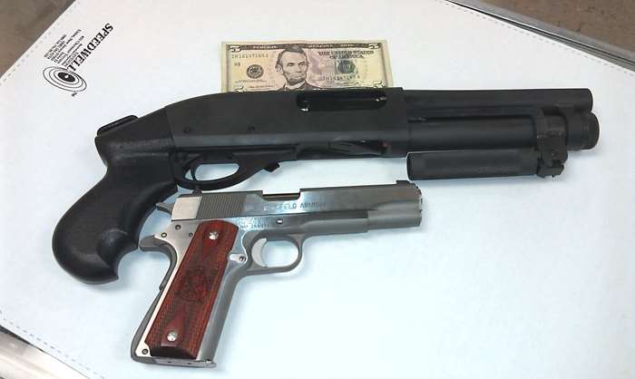 펌프액션 방식의 산탄총도 소드 오프로 사용할 수 있다. 사진은 서부(Serbu)에서 만든 슈퍼쇼티(Super-Shorty)라는 산탄총으로 M1911 권총과 함께 전시되어 크기를 대략 가늠할 수 있다. <출처: pinsdaddy.com>