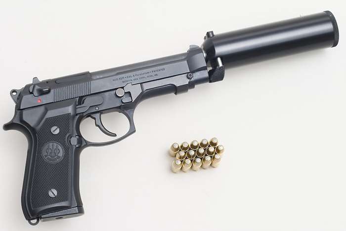 미군의 M9 자동권총에 소음기를 장착한 모델로, 이 총기의 경우에는 탄피의 배출로 인한 소음까지 막기 위해 슬라이드까지 고정시킬 수 있도록 고안되었다. <출처: Public Domain>