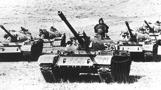 ʱ ҷ T-54 T-55  Ͽ ٸ ౺  Ⱙδ븦 ϸ鼭  ȸ ߴ. <ó: Public Domain>
