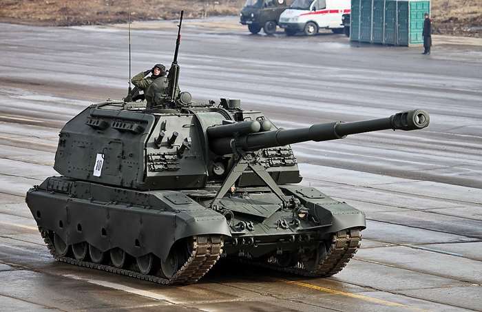 T-80  ü T-72    2S19  <ó (cc) Vitaly V. Kuzmin at wikimedia.org>