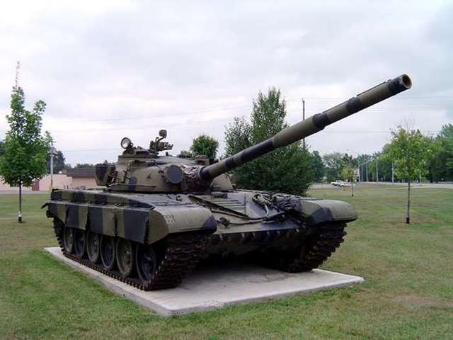 T-64   ʾ ߵ T-72  <ó (cc) Balcer at wikimedia.org>