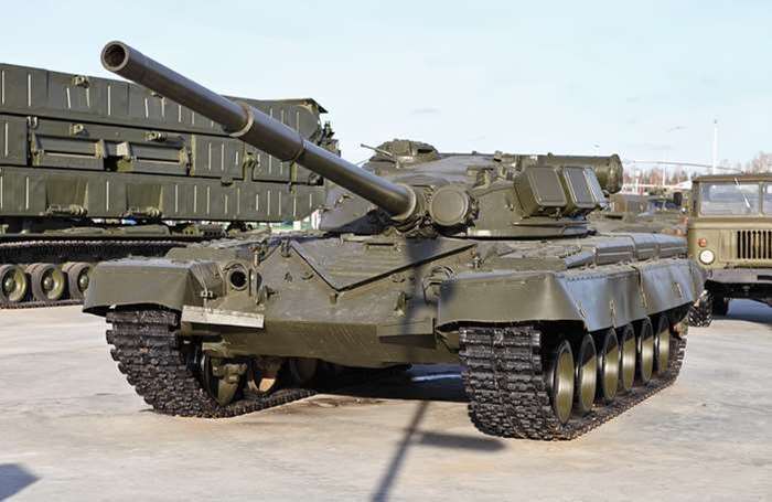 T-64  ͺ   ۵ T-80  <ó (cc) Vitaly V. Kuzmin at wikimedia.org>