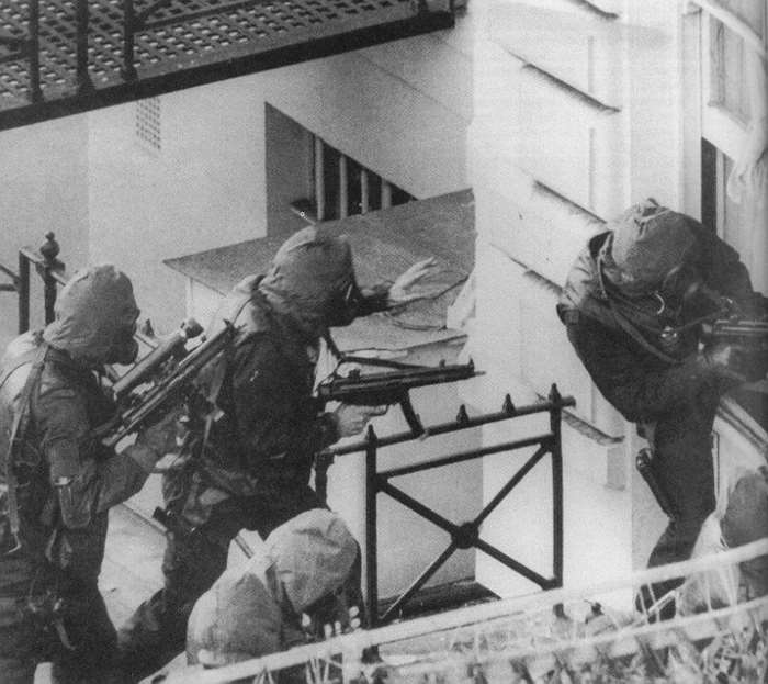 MP5 기관단총은 1980년 런던주재 이란대사관 인질사건에서 영국 육군 특수부대 SAS가 사용하면서 유명세를 탔다. <출처: Public Domain>