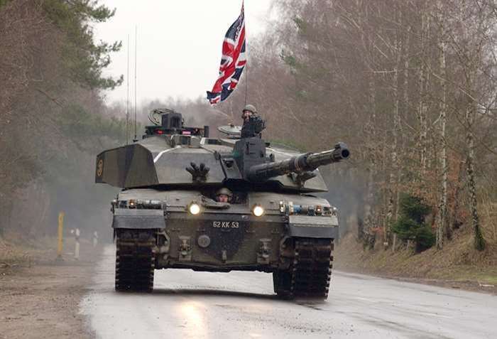 도로 위를 주행 중인 영국 육군의 챌린저 2 <출처: Crown Copyright / MOD2003>