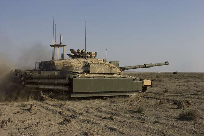 사진은 이라크 바스라 지역에서 훈련중인 챌린저 2 전차로 반응장갑을 장착하고 있다. <출처: Sgt. Gustavo Olgiati / 미 육군>