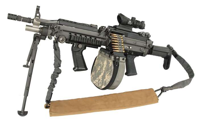 현재 미군이 사용중인 개량형 M249E3의 모습. 피카티니 레일, M4 형식의 개머리판, 16.3인치 총열, 그리고 ACOG 4배율 조준경이 특징이다. 사진은 총기에는 200발들이 벨트급탄용 파우치가 결합되어 있다. <출처: 미 육군 PEO Soldier>