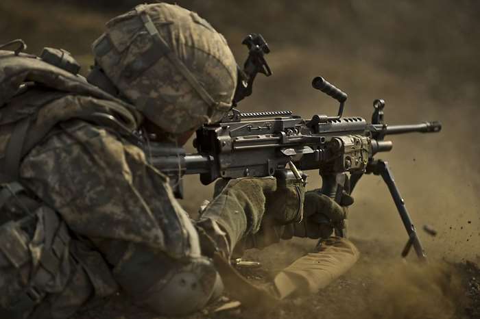 M249로 사격중인 미군. 통상 일선에서는 100발들이 파우치가 선호된다고 한다. <출처: 미 육군>