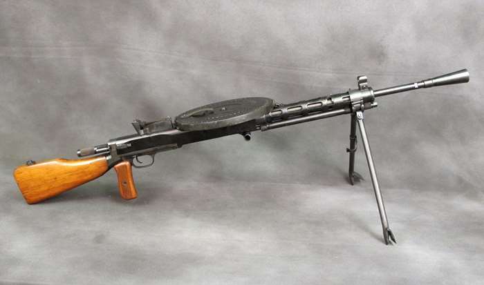 DP-28에 권총손잡이를 추가하고 방열판과 양각대 등을 개량한 DPM 기관총 <출처: Public Domain>