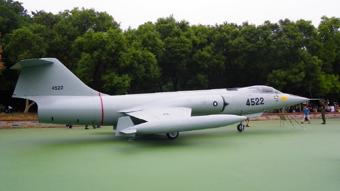 븸  F-104  <ó :  at wikimedia.org>