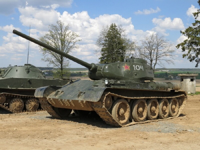 T-44 ε T-34 T-55 ߰ ġ    ִ. < (cc) Boevaya mashina at Wikipedia.org >