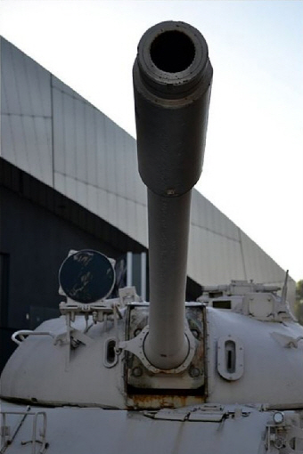 100mm  DT-10 . SU-100     T-54 ó   ÿ û  ҷԴ. < (cc) Craig Sunter at Wikipedia.org >