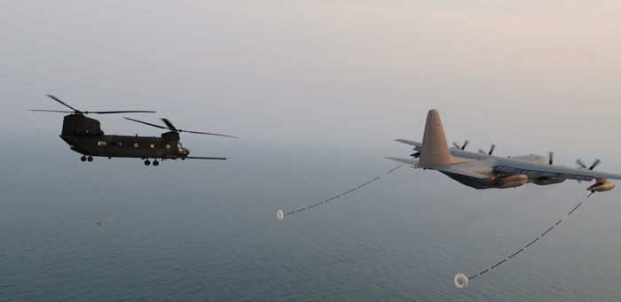 MC-130P Ĺ κ ߱ ޱ  ϴ   Ưɺ Ҽ MH-47 <ó U.S. Air Force photo by Tech. Sgt. Aaron Cram>