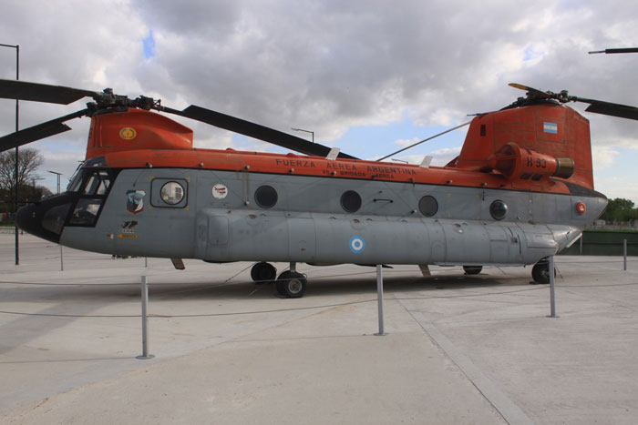 ƸƼ  CH-47C ︮ <ó (cc) Aeroprints.com at wikimedia.org>