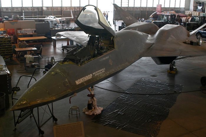 미 공군 국립박물관 내 복원용 행거에 주기되어 있는 YF-23의 모습. <출처: 미 공군>