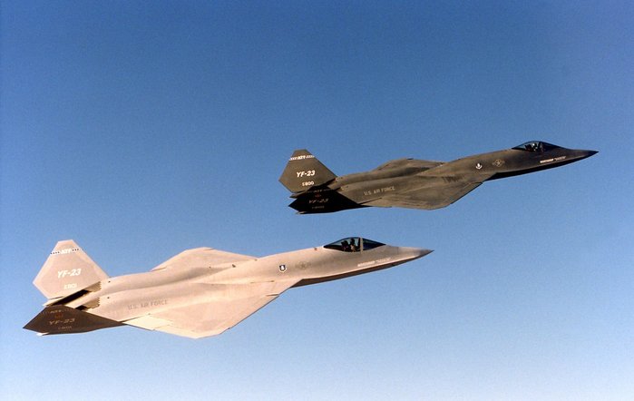 함께 비행 중인 YF-23 시제기 1번기(PAV-1)와 2번기(PAV-2)의 모습. 우측의 짙은 색 기체가 1번기이고, 좌측의 옅은 색 기체가 2번기이다. <출처: 미 공군>