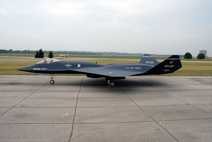 옆에서 본 YF-23의 모습. 납작한 동체와 수평미익이 없는 설계가 특징적이다. <출처: 미 공군>