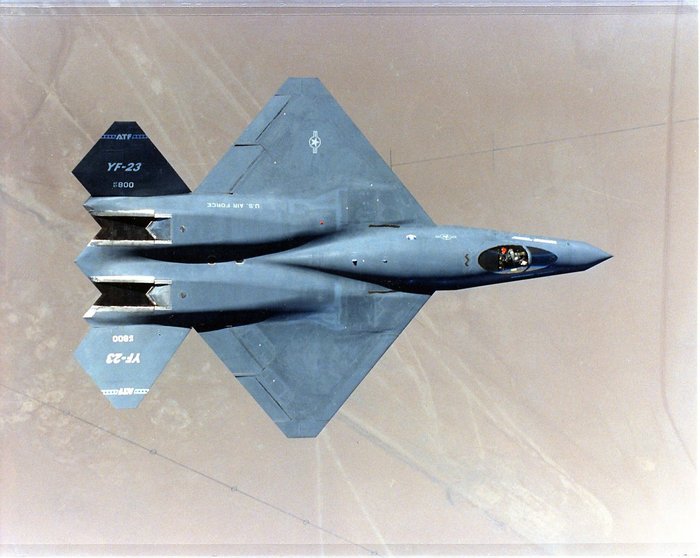 위에서 내려다 본 YF-23의 모습. 해당 기체는 시제기 1번기인 0800번 기체다. <출처: 미 공군>