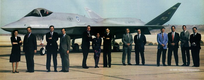 YF-23 앞에서 포즈를 취한 노스롭 임직원들. <출처: Northrop Corporation>