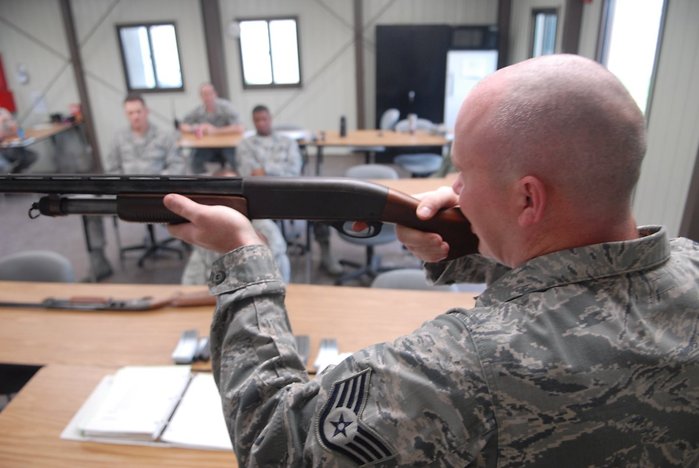 레밍턴 모델 870은 가장 대중적인 샷건으로 군에서도 인기를 얻고 있다. 사진은 군산 공군기지에서 샷건 교육훈련 중인 장면이다. <출처: 미 공군>