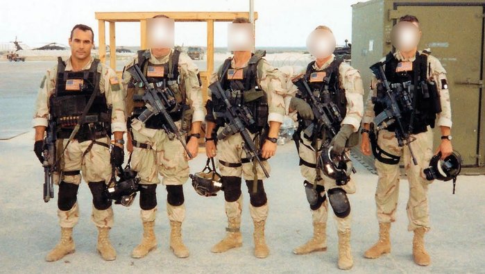 1993년 소말리아 모가디슈에서 작전 중인 델타포스의 공격팀 대원들. 맨 왼쪽의 대원은 M933 콜트 카빈의 개머리판 아래에 레밍턴 870 단축형을 결합했다. <출처: Paul Howe>