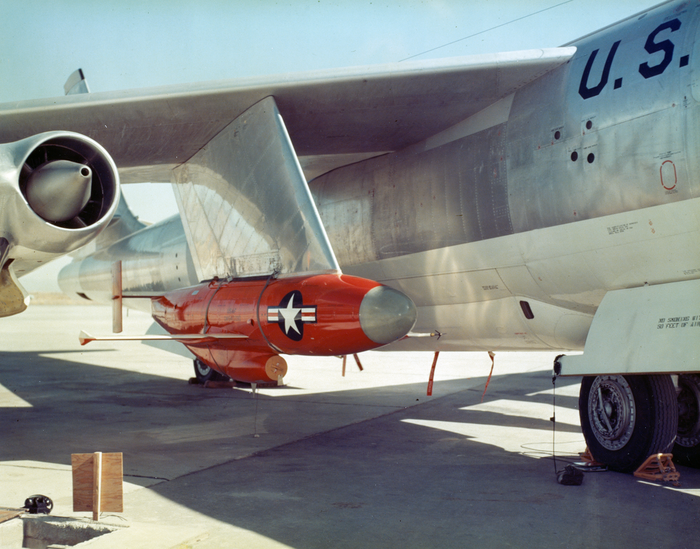 B-47 폭격기에 탑재된 크로스보우 무인공격기 <출처 : Ryan Crierie at wikimedia.org>