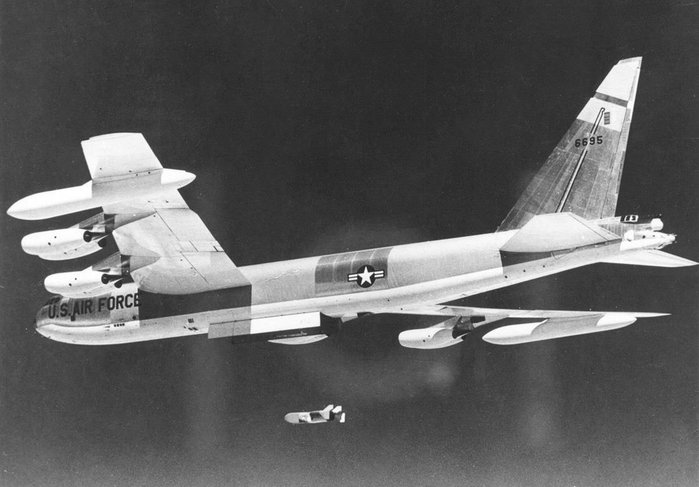 B-52 폭격기에서 투하되는 ADM-20 퀘일 기만용 무인기 <출처 : 미 공군>