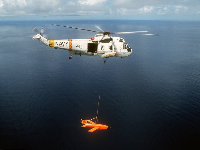 SH-3G 헬기로 회수한 파이어비 무인표적기 <출처 : 미 해군>