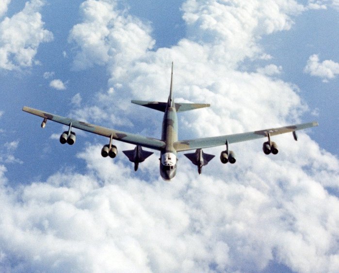 B-52 폭격기에 탑재된 D-21B 무인정찰기 <출처 : 미 공군>