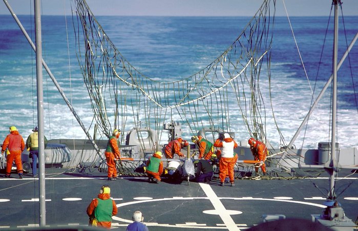 
아이오와 전함에 설치된 그물로 회수된 RQ-2 파이어니어 무인정찰기 <출처 : 미 해군>