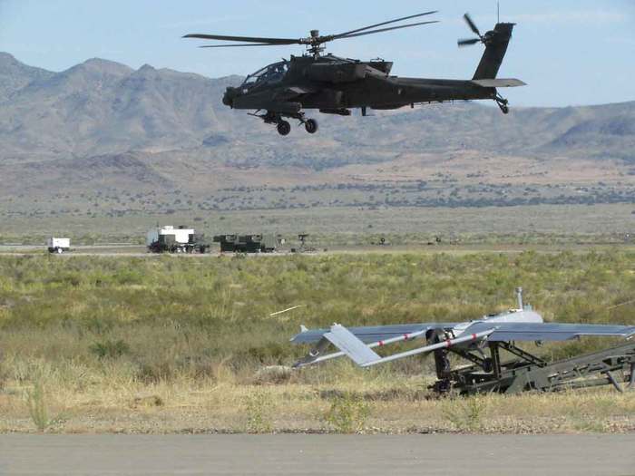 AH-64E 공격헬기와 RQ-7 무인정찰기 <출처 : 미 육군>