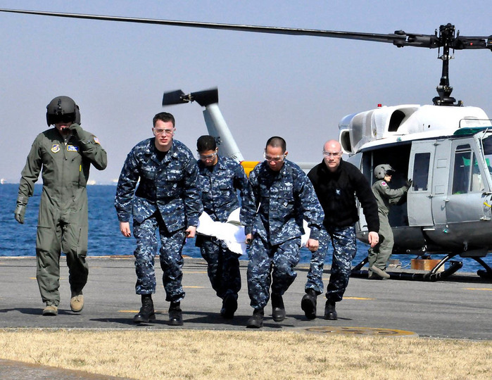 미 공군 UH-1N을 이용하여 요코스카 미 해군 병원으로 환자를 이송하는 '에어 앰뷸런스' 개념을 연습 중인 미 해군 장병들의 모습. (출처: US Navy/Mass Communication Specialist 2nd Class Josh Curtis/Released)