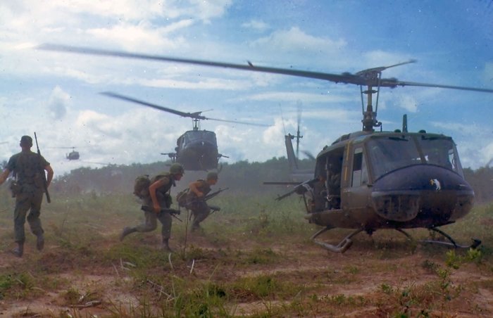 UH-1B의 동체를 확장한 UH-1D는 최대 15명을 탑승시킬 수 있었다. (출처: SFC James K. F. Dung / US Army)
