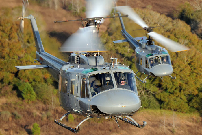 UH-1은 세미 모노코크 동체에 로터가 2엽 장착되는 형상이다. (출처: 미 공군)
