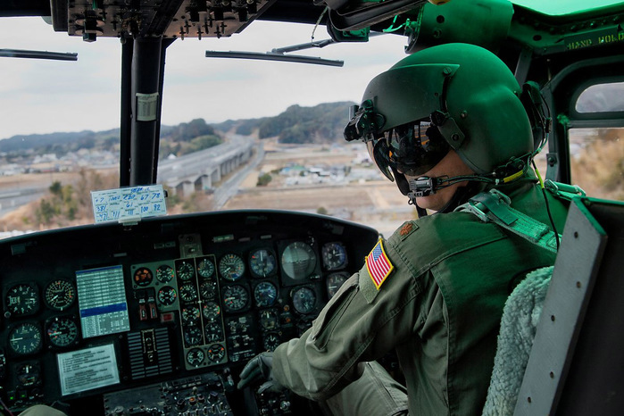 일본 시즈오카현에서 신-토메이 고속도로 상공을 비행 중인 미 공군 제374 작전단 소속 UH-1N의 내부 모습. (출처: US Air Force/Osakabe Yasuo/Released)