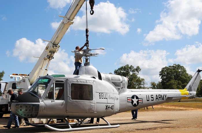 최초의 시제기인 벨(Bell) XH-40 헬리콥터. 미 육군 항공박물관에 영구 보존 전시 중이다. <출처: Nathan Pfau / US Army>