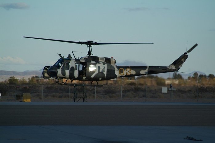 캘리포니아 주 육군 훈련센터에서 러시아군의 '하인드(Hind)' 헬기형상으로 도장한 JUH-1 <출처: Jerry Gunner/Wikimedia Commons>