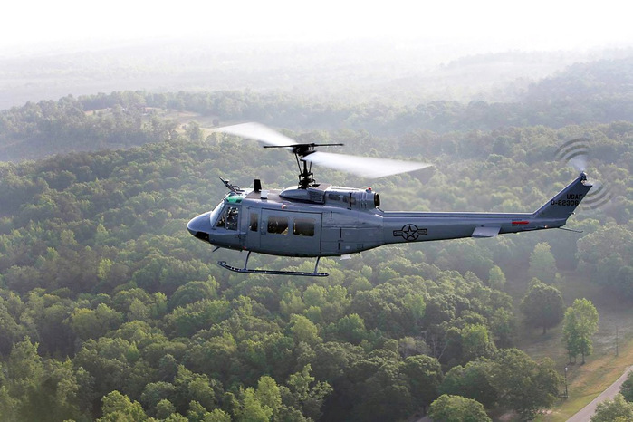 베트남 전쟁 시기의 기체를 새롭게 개장(改裝)한 TH-1H의 모습. 기존 UH-1H를 완전히 분해청소한 후 기골을 교체하고 엔진과 주요 부품을 신형으로 업그레이드 한 기체이다. <출처: USAF>