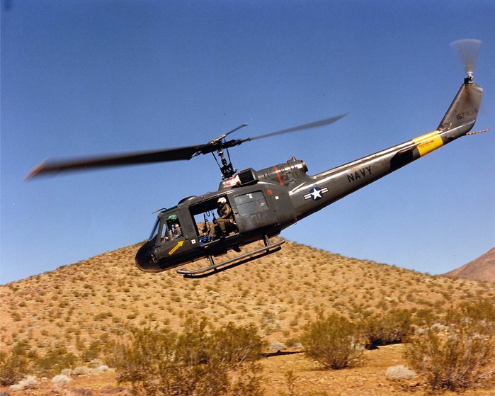 차이나 레이크 미 해군 무기체계센터를 비행중인 UH-1L 헬기 <출처: 미 해군>
