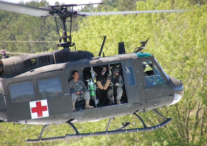 미 육군 전자사령부에서 의무후송용으로 운용 중인 UH-1V 의무후송용 형상 <출처: Chuck Cannon, Fort Polk Guardian Staff Writer>