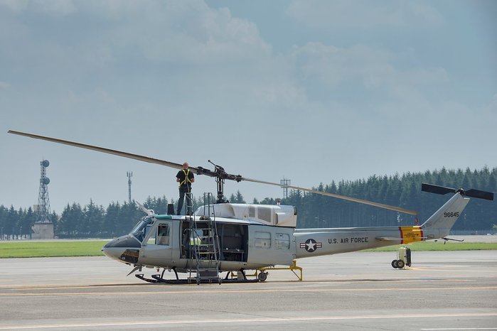 2014년 8월 일본 요코타 기지에서 촬영된 미 공군 UH-1N 이로쿼이의 모습 <출처: Osakabe Yasuo / US Air Force>