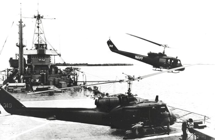 미 해군 전차 상륙함 하넷 카운티함(USS Harnett County, LST-821)에서 이함 중인 미 해군 UH-1B. 1969년 사진이다. <출처: John W. Fletcher, JOSN/National Archive>
