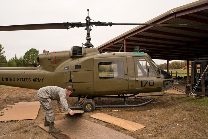 미 공군 제 913 정비유지대대에서 UH-1C를 보존하기 위해 작업 중인 모습. <출처: MSgt. Jeff Walston/US Air Force>