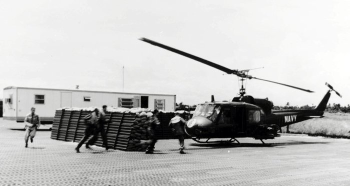 1967년 남베트남공화국 껀터(Con Tho)에서 이륙 준비 중인 UH-1E. <출처: Photographer's Mate First Class R.D. Woods/US National Archive>