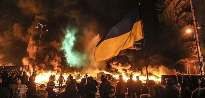 정부의 경제정책 실패로 장기간 빈곤 상태에 놓이게 된 우크라이나 도시민들이 폭력 시위를 하는 모습 <출처: BORGEN Magazine>