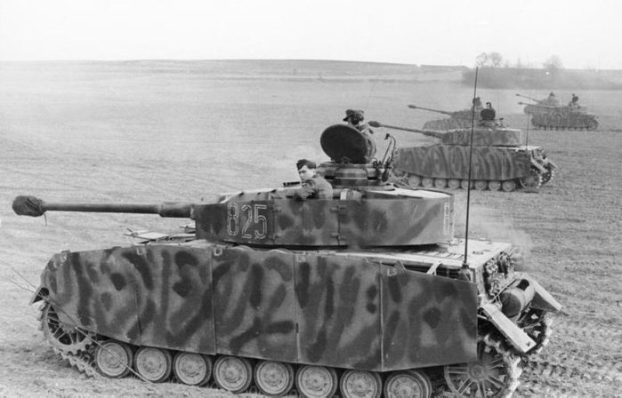 장포신 75mm KwK 40 주포와 쉬르첸을 부착해 공격력과 방어력을 강화한 후기형 Ausf. H. 소련의 T-34/85와 대결이 가능한 성능이었다. < 출처 : Public Domain >