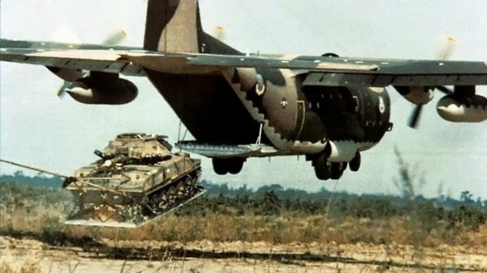 셰리든은 C-130 수송기를 사용하면 초저고도에서 LAPES 방식으로 저공투하도 가능했다. <출처: Public Domain>
